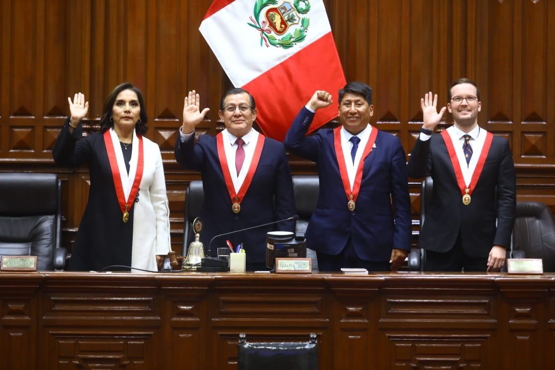 爱德华多·萨尔瓦纳当选秘鲁国会主席